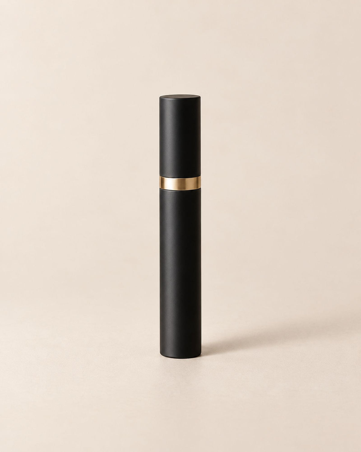 Mascara Intensité, tube noir mat à bague dorée