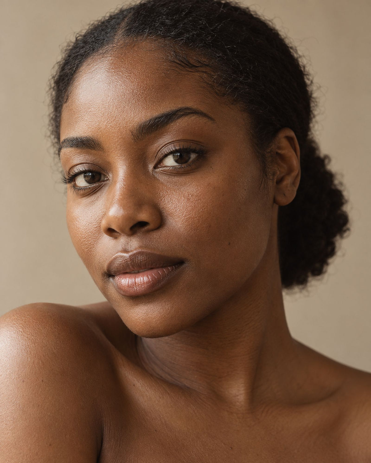 Crayon Définition Sourcils, teinte Ébène portée, sourcils denses